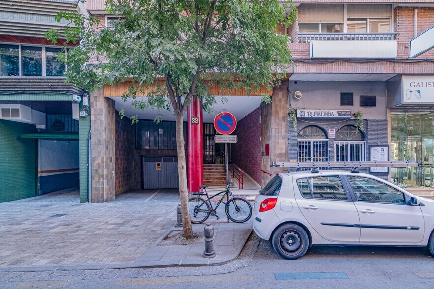 Office in Granada, Granada to rent - Building Photo - Image 2 of 21