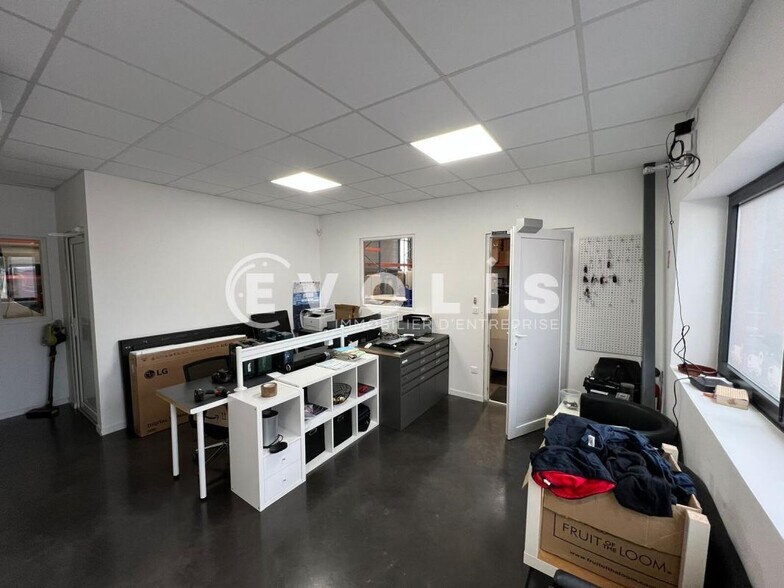 Light Industrial in Colombier-Saugnieu to rent - Interior Photo - Image 3 of 12