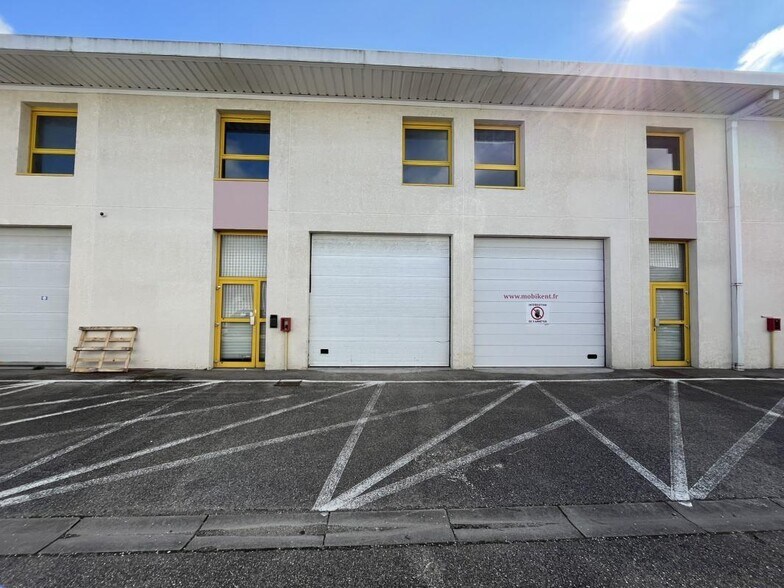 20 Rue Jean-Louis Calderon, Vaulx-en-Velin to rent - Building Photo - Image 3 of 16