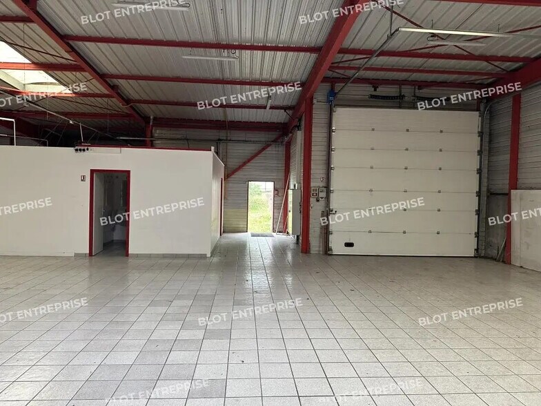 Light Industrial in Nantes to rent - Interior Photo - Image 2 of 15