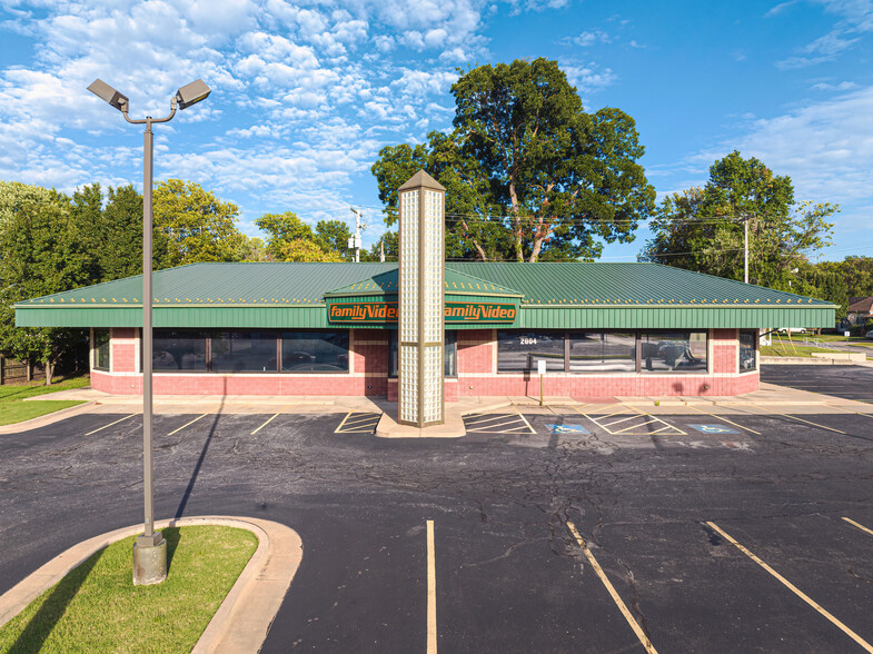 2004 N Broadway St, Pittsburg, KS for rent - Building Photo - Image 2 of 7