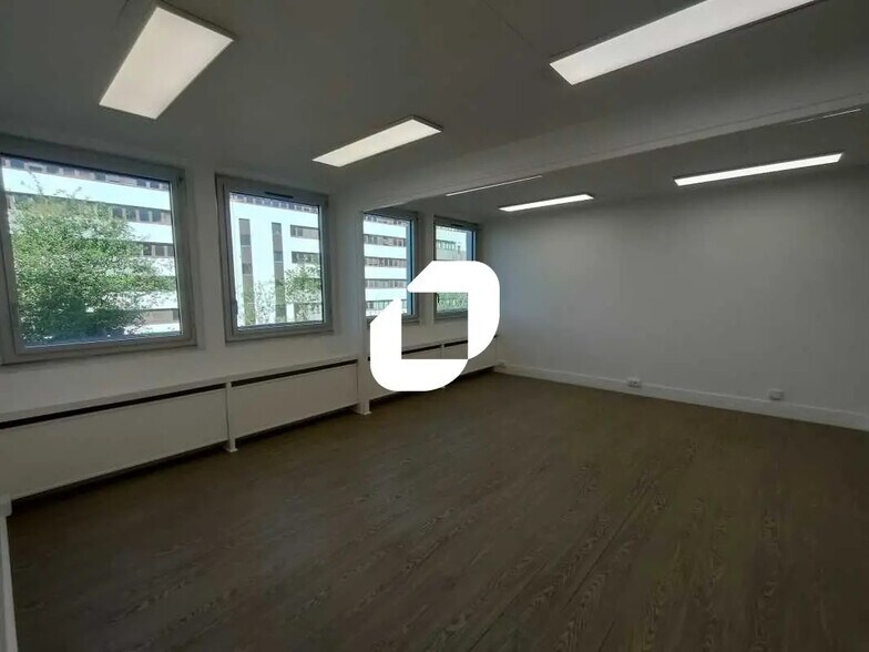 6 Avenue Charles De Gaulle, Le Chesnay-Rocquencourt to rent - Interior Photo - Image 1 of 28