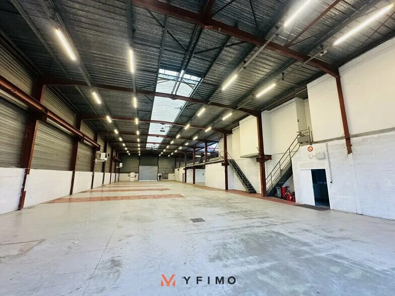 Light Industrial in Coignières to rent - Interior Photo - Image 2 of 6