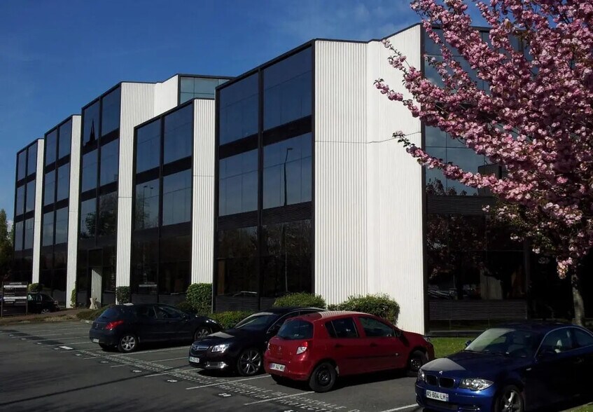 9 Avenue Du Marais, Argenteuil to rent - Building Photo - Image 2 of 8