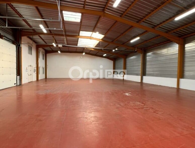 14 Rue André Sentuc, Vénissieux to rent - Building Photo - Image 3 of 9