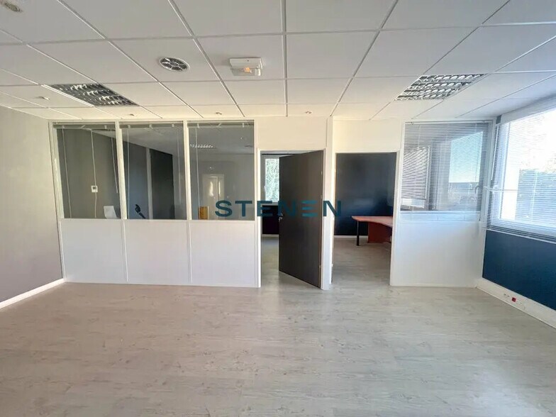 Office in Éguilles to rent - Interior Photo - Image 3 of 4