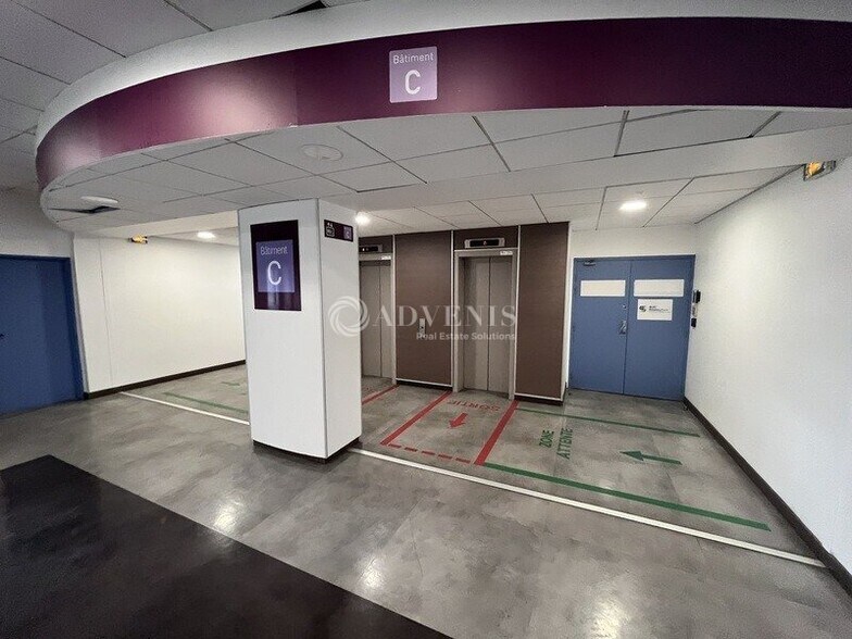 1 Place Charles De Gaulle, Montigny-le-Bretonneux to rent - Lobby - Image 3 of 5