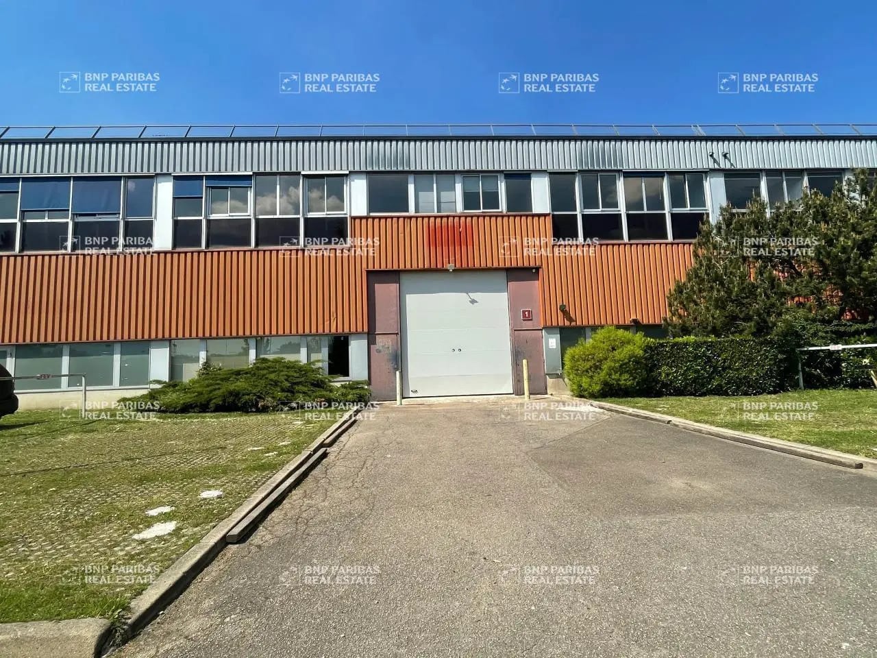 Light Industrial in Trappes to rent Building Photo- Image 1 of 19
