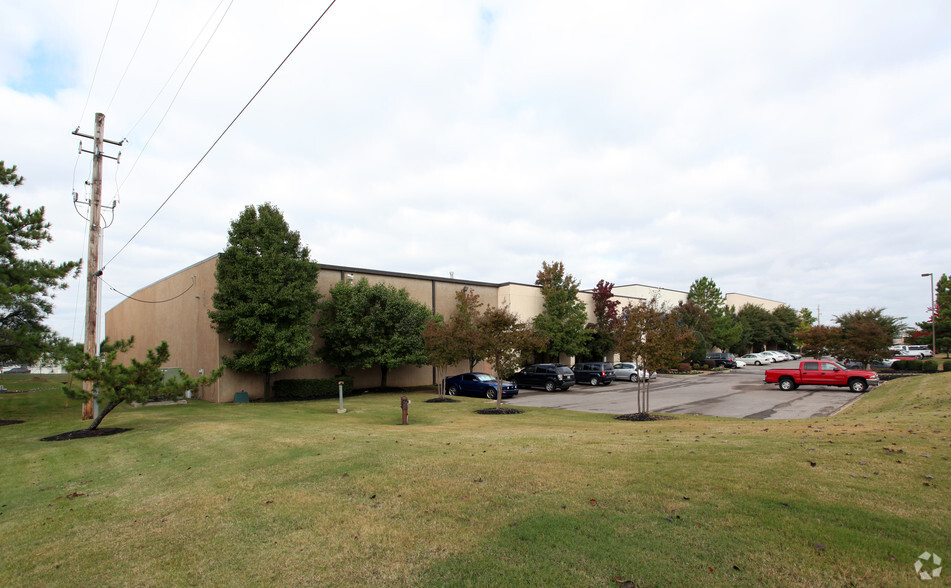 5145-5185 Hickory Hill Rd, Memphis, TN for rent - Primary Photo - Image 1 of 7