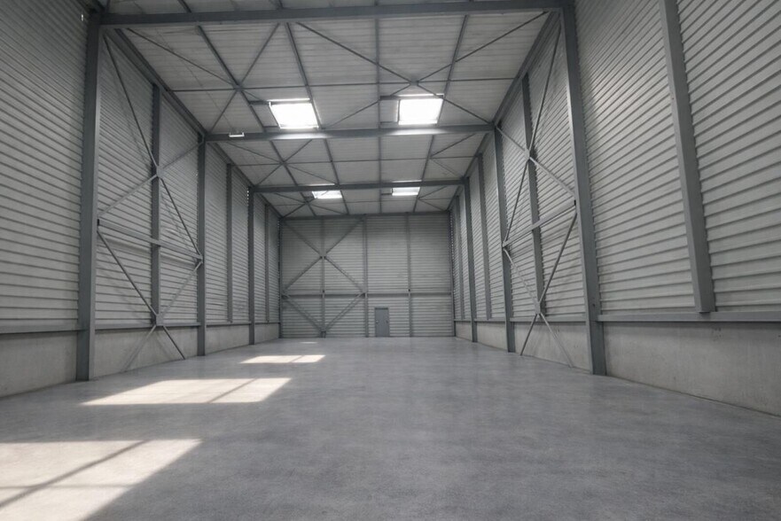 Light Industrial in Toulouse to rent - Interior Photo - Image 1 of 7