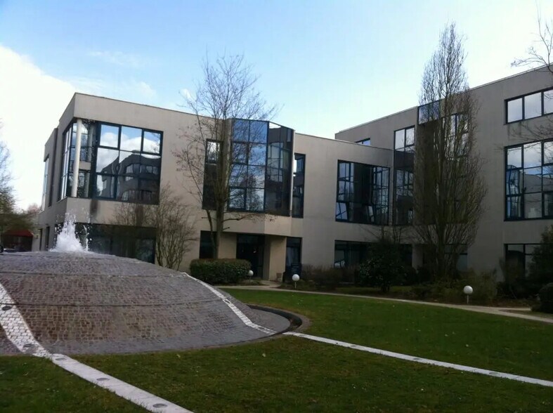 1 Avenue De L 'Atlantique, Les Ulis to rent - Building Photo - Image 3 of 11