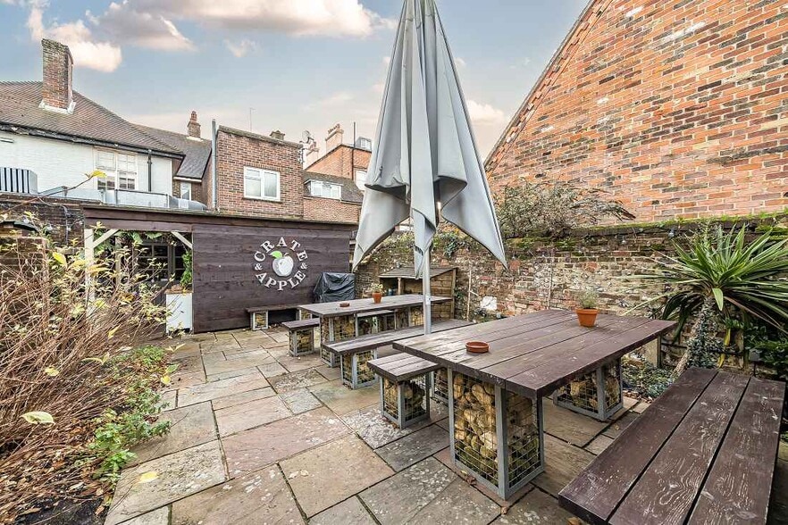 12-14 Westgate, Chichester to rent - Building Photo - Image 2 of 4