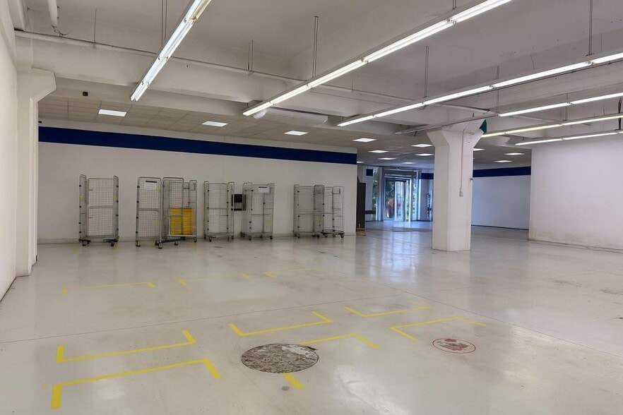 Industrial in Marseille to rent - Interior Photo - Image 1 of 6