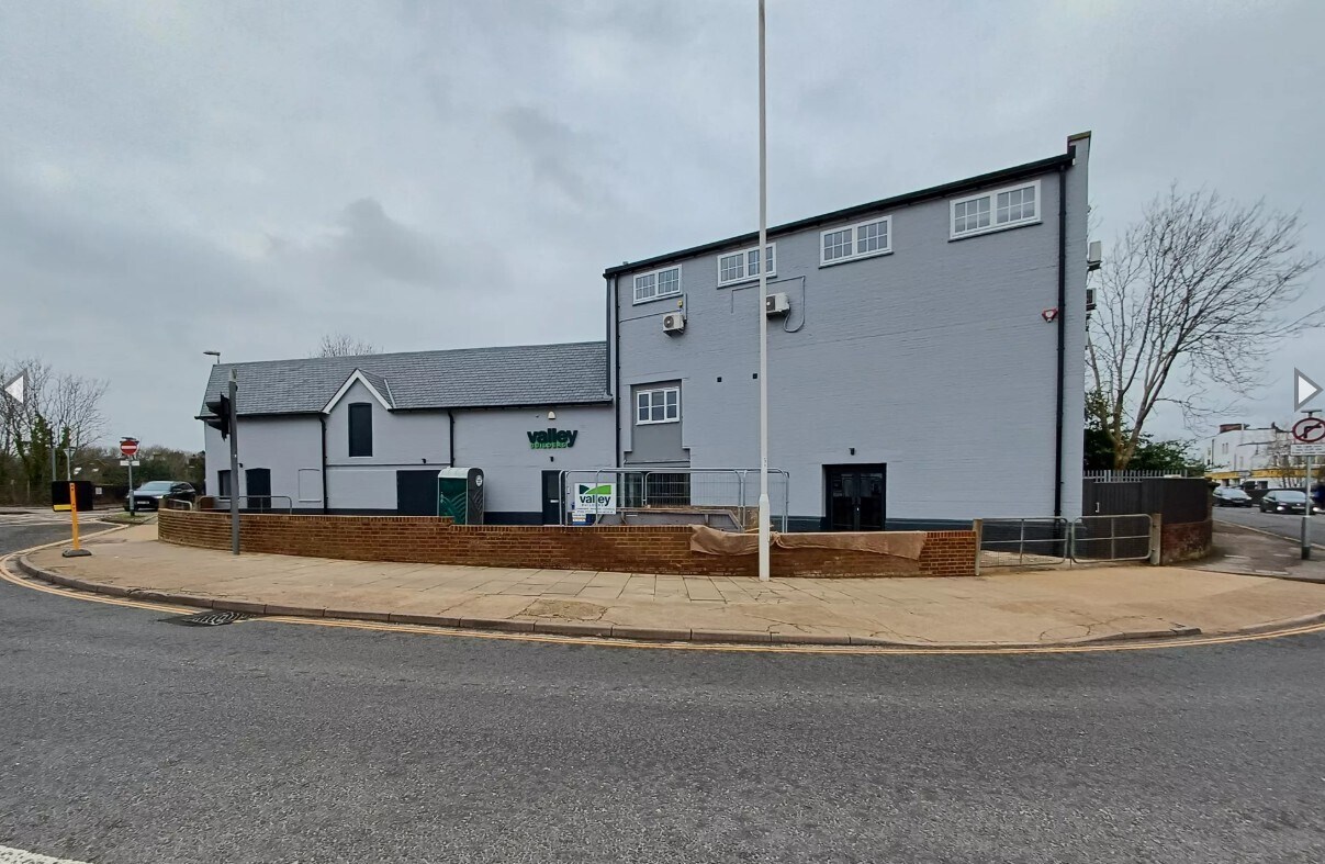 214 London Rd, East Grinstead for sale Building Photo- Image 1 of 1