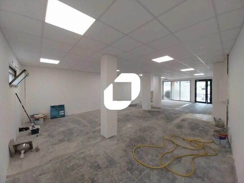 Retail in Montpellier to rent - Interior Photo - Image 2 of 5