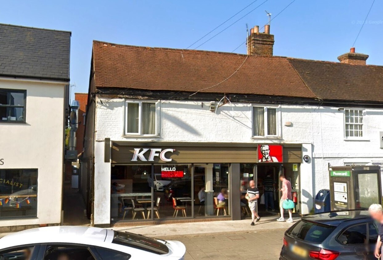 24 Bishopric Ct, Horsham for sale Primary Photo- Image 1 of 1