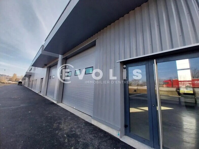 Light Industrial in Bourgoin-Jallieu for sale - Building Photo - Image 1 of 17