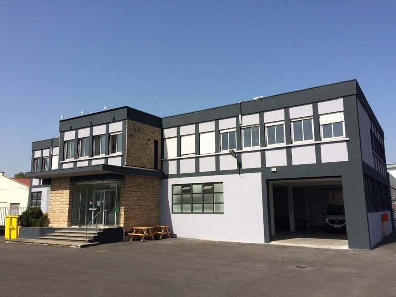 Industrial in Décines-Charpieu to rent - Building Photo - Image 1 of 8
