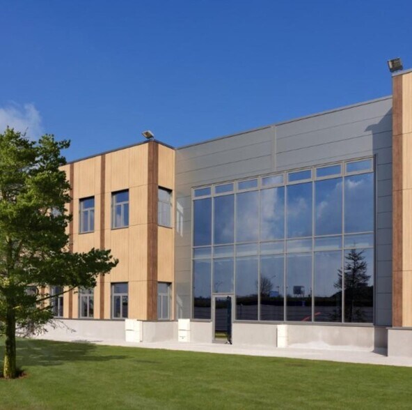 7/11 Allée Des Carrieres, Le Blanc-Mesnil to rent - Building Photo - Image 3 of 7