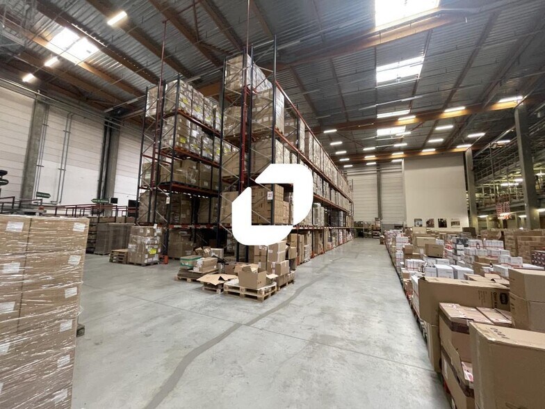 Industrial in Goussainville to rent - Interior Photo - Image 2 of 9