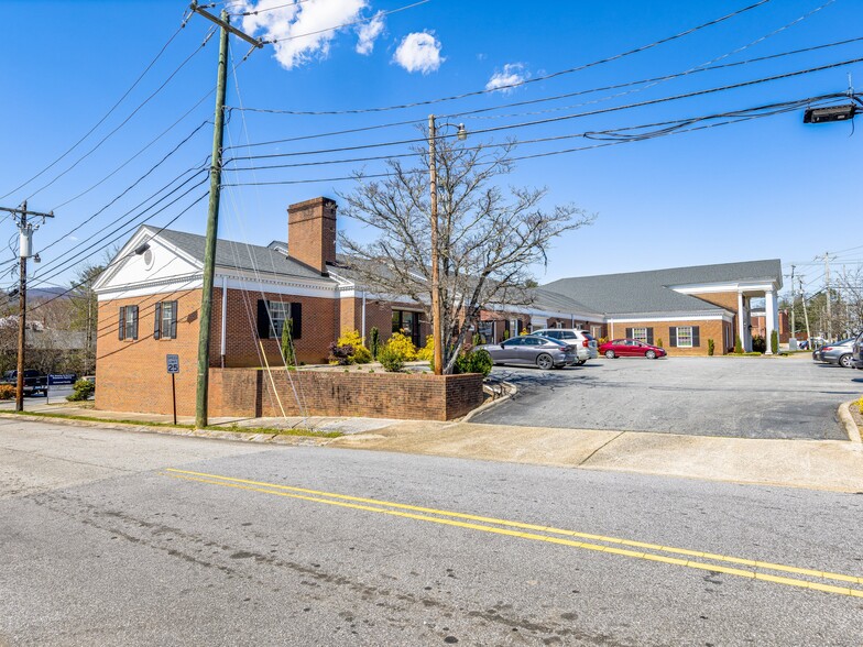 90 S Caldwell St, Brevard, NC for rent - Building Photo - Image 1 of 19