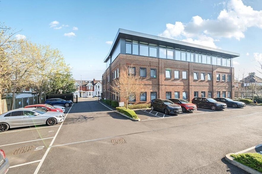 201 Pinner Rd, Northwood to rent - Building Photo - Image 2 of 12