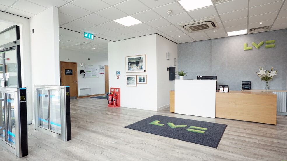 Emperor Way, Exeter to rent - Interior Photo - Image 2 of 15