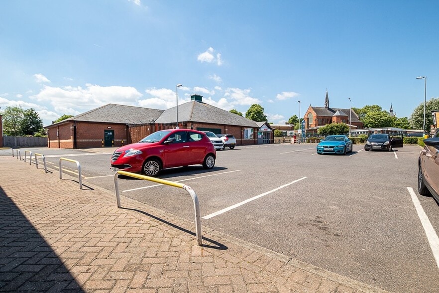 95-103 Convamore Rd, Grimsby to rent - Building Photo - Image 2 of 2