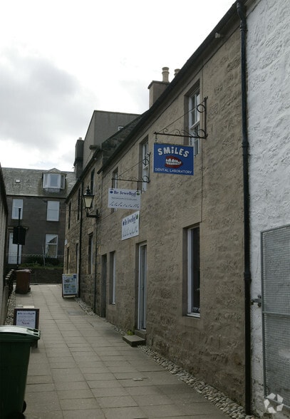 15-16 Harrow Inn Clos, Elgin to rent - Building Photo - Image 2 of 5