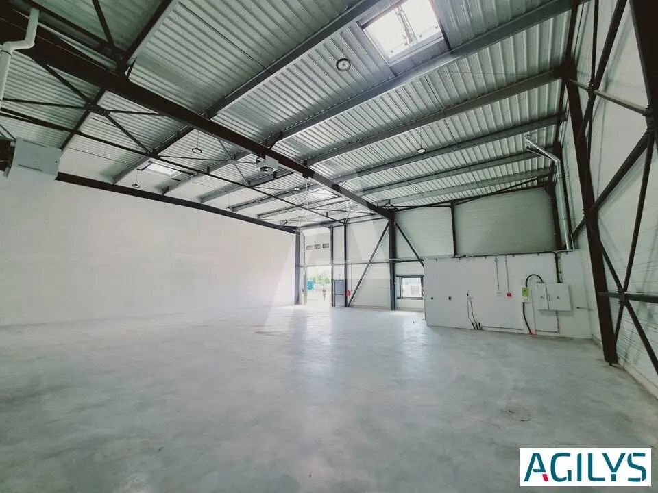 Light Industrial in Savigny-le-Temple to rent Interior Photo- Image 1 of 10