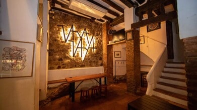 Retail in Cuenca, Cuenca to rent Building Photo- Image 1 of 24