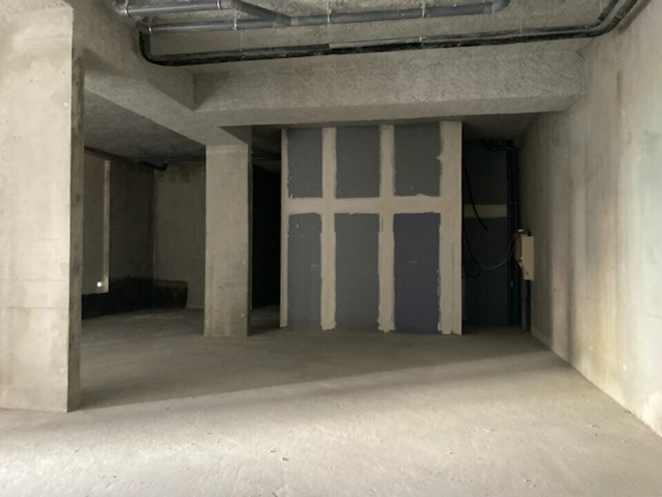 Retail in Aubervilliers to rent Interior Photo- Image 1 of 11