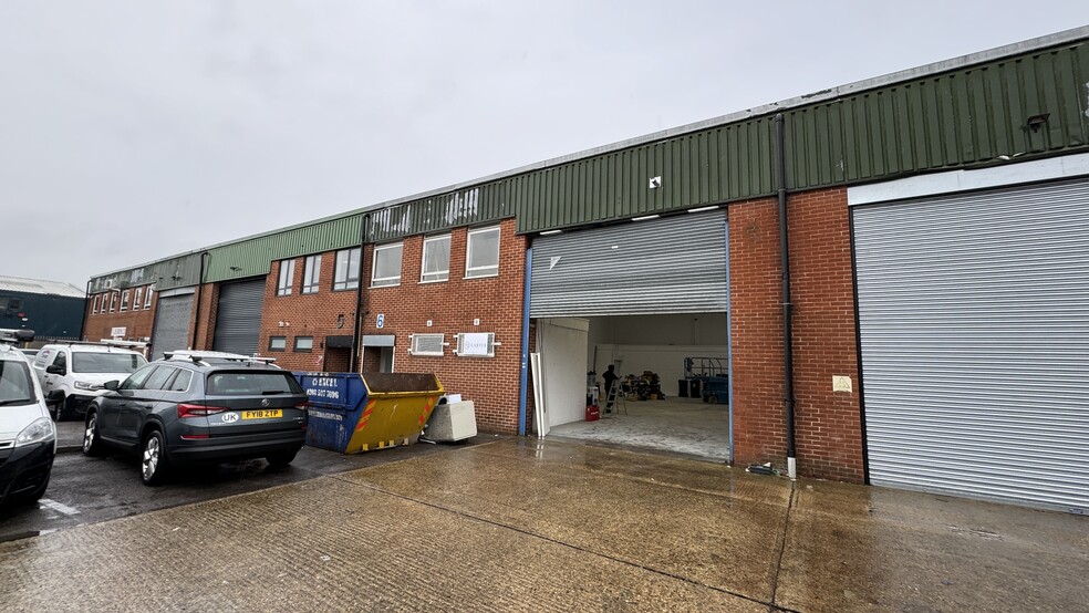 5 Orient Industrial Park, London for rent - Building Photo - Image 2 of 4