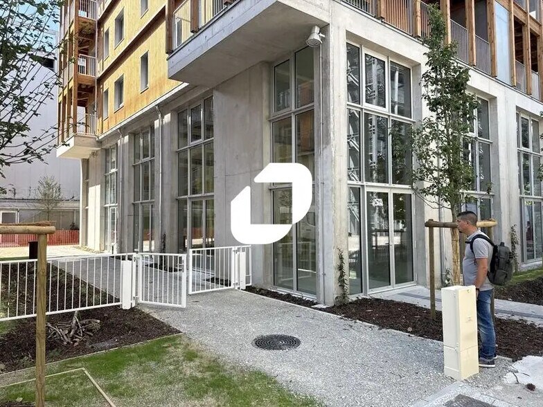 Retail in Nantes to rent - Building Photo - Image 2 of 12