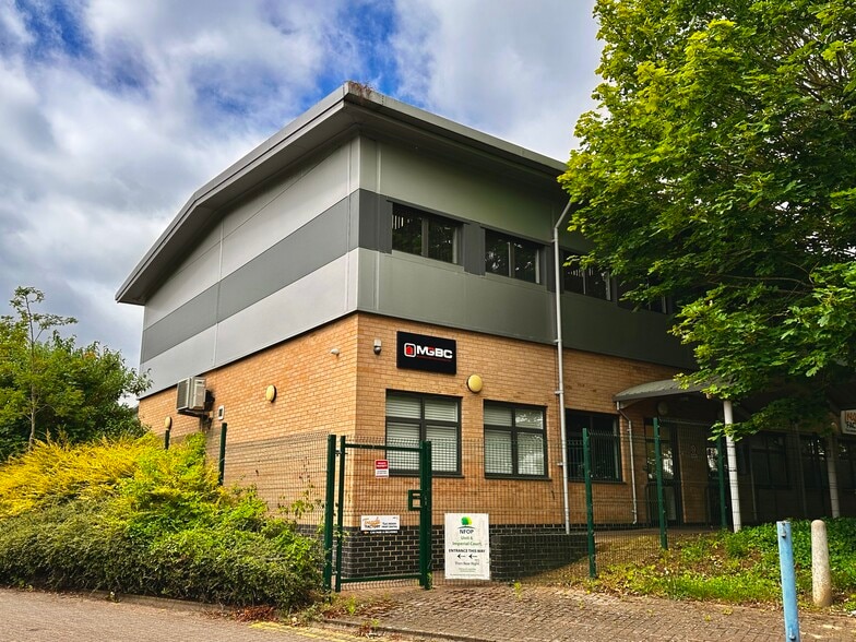 3 Laporte Way, Luton to rent - Building Photo - Image 2 of 2