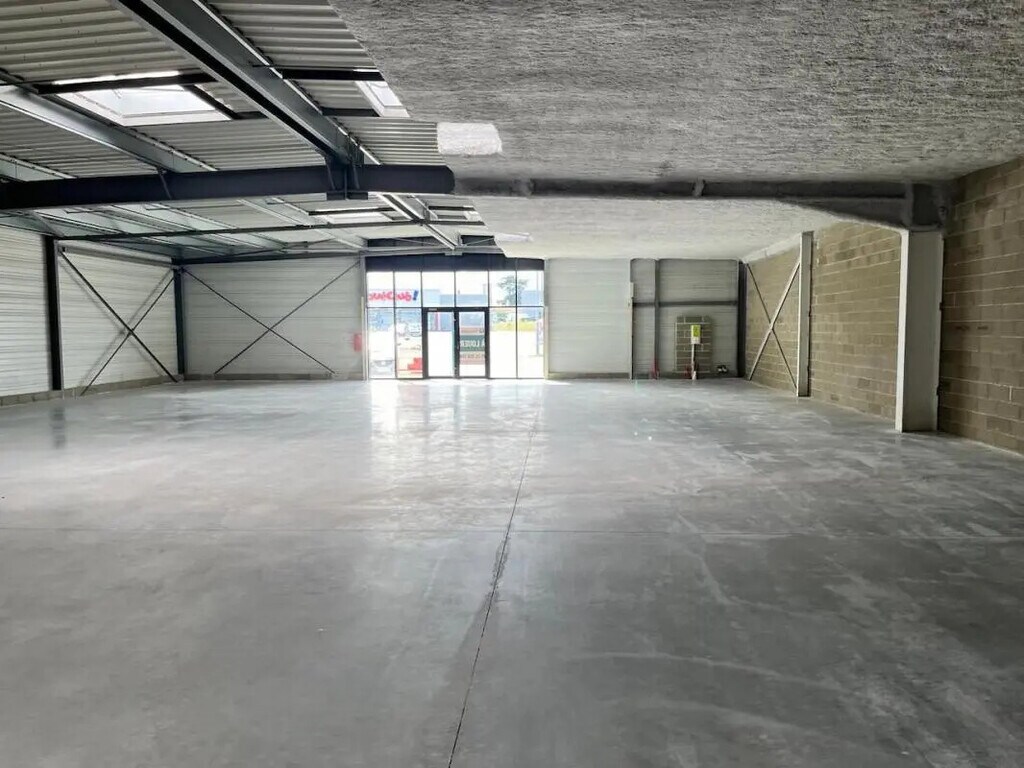 Location Commerce 450 m² - Photo 1