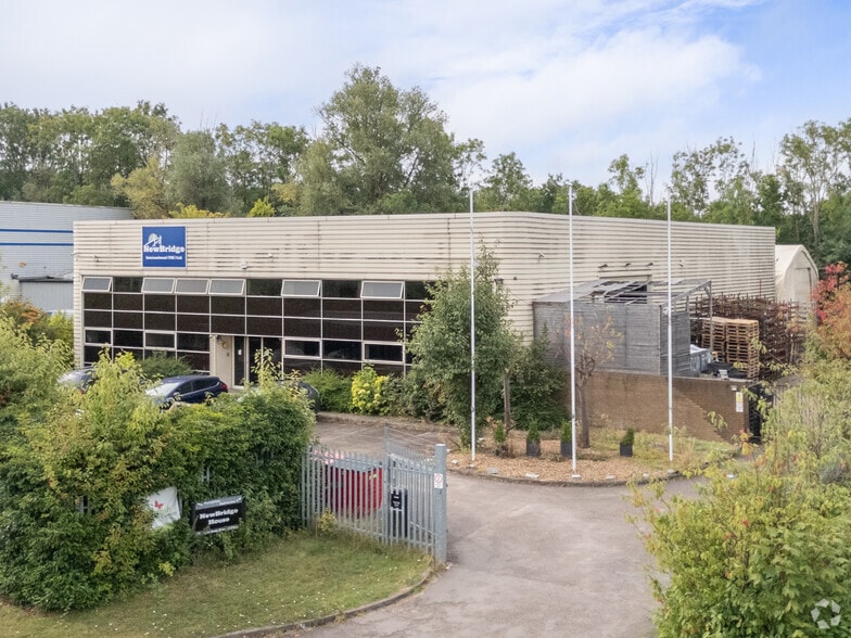 71 Alston Dr, Milton Keynes to rent - Building Photo - Image 2 of 6
