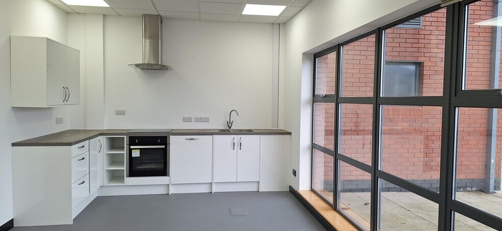 Pynes Hl, Exeter to rent - Interior Photo - Image 3 of 3