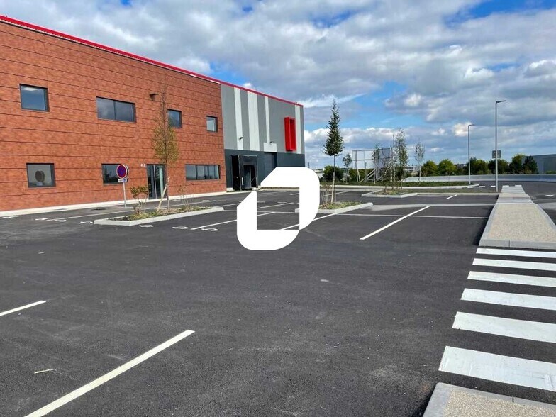 Light Industrial in Le Thillay to rent - Building Photo - Image 1 of 8