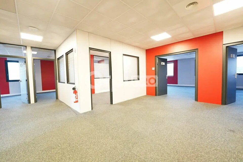 Office in Saint-Genis-Laval to rent Interior Photo- Image 1 of 9