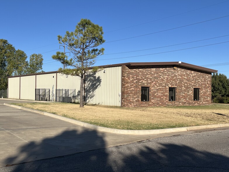 8213 Glade Ave, Oklahoma City, OK for rent - Building Photo - Image 1 of 8