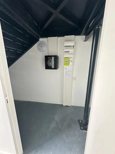 46 Rue Des Osiers, Coignières to rent - Interior Photo - Image 2 of 9