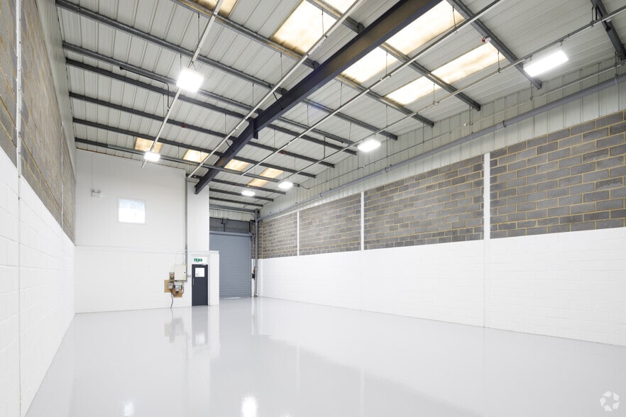 Neptune Clos, Rochester to rent - Building Photo - Image 2 of 26