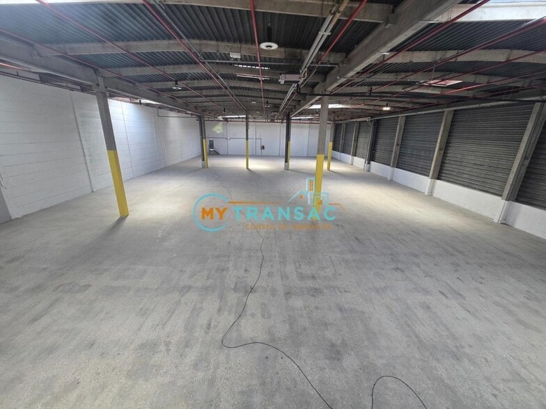 Industrial in Rosny-sous-Bois to rent - Interior Photo - Image 1 of 17
