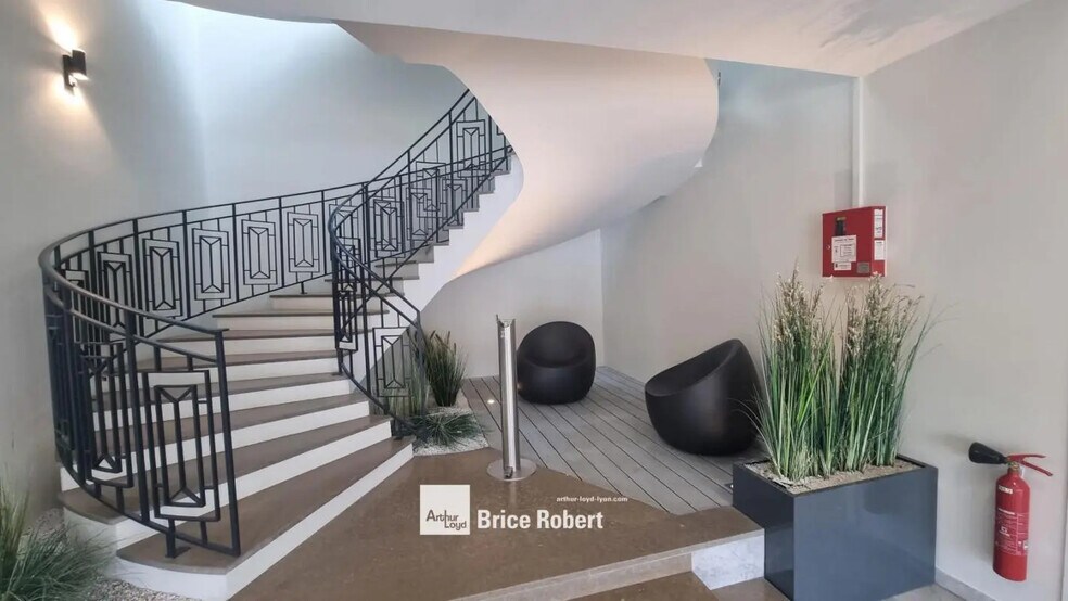 3 Rue Claude Chappe, Saint-Didier-au-Mont-d'Or to rent - Lobby - Image 3 of 12
