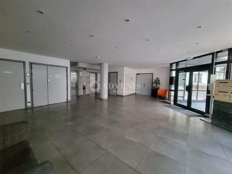 92 Rue Edouard Vaillant, Levallois-Perret for sale - Lobby - Image 2 of 11