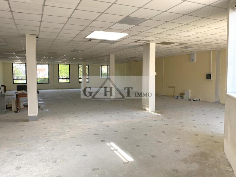 Industrial in Massy to rent - Interior Photo - Image 1 of 2