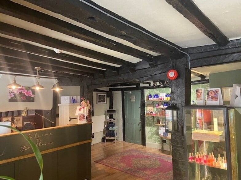 61 West St, Dorking to rent - Interior Photo - Image 2 of 4