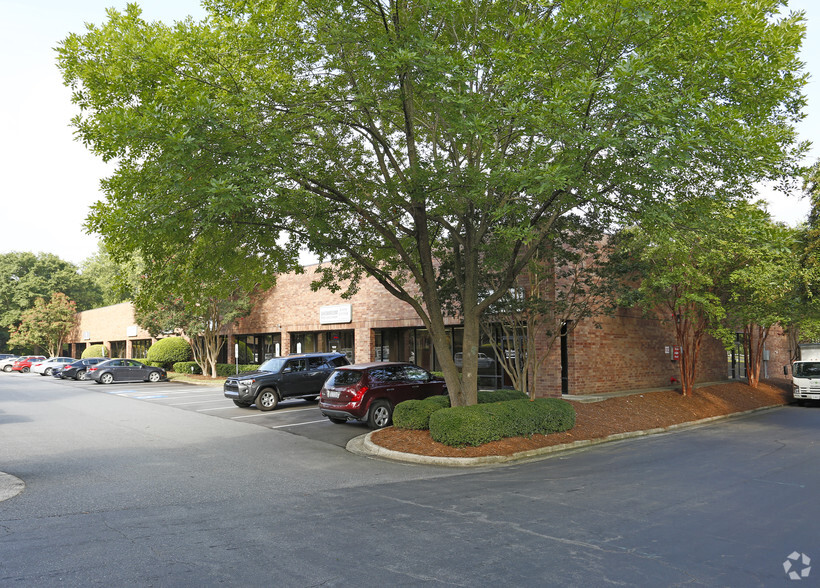 8200 Arrowridge Blvd, Charlotte, NC for rent - Primary Photo - Image 1 of 8