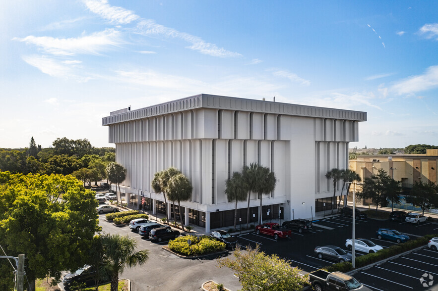 1700 66th St N, Saint Petersburg, FL for rent - Building Photo - Image 3 of 13